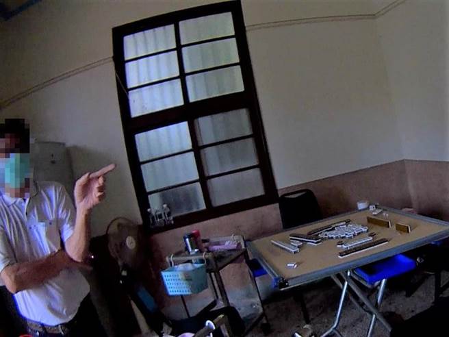 湖內警方日前查獲一處民宅，內有民眾打麻將，排遣無聊。（翻攝照片／林瑞益高雄傳真）