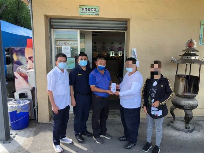 大甲分局结合警友站力量，致赠急难救助金，协助王姓男子度过难关。（大甲分局提供／王文吉台中传真）