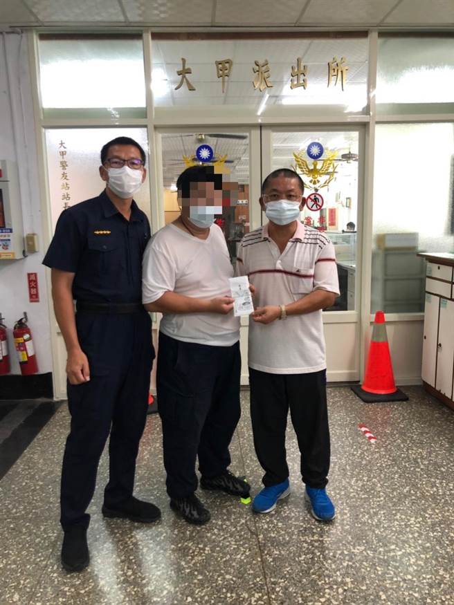 大甲分局结合警友站力量，致赠急难救助金，协助王姓男子度过难关。（大甲分局提供／王文吉台中传真）