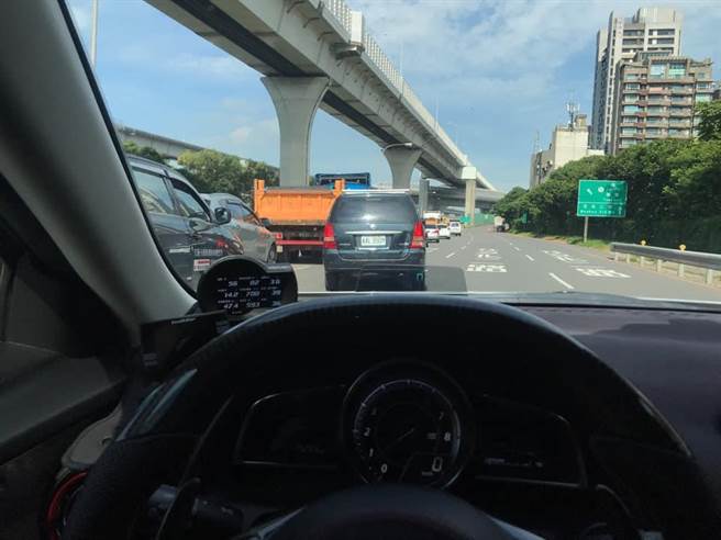 端午首日严格匝道仪控　林口从平面到国道一路塞爆（翻摄自脸书林口大家庭／戴上容新北传真）