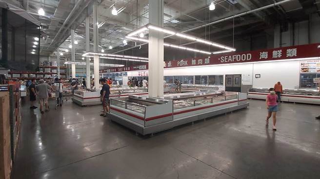 新北呼籲目前為疫情艱困時期，店家應避免推出造成現場群聚爭購的例外行銷活動。（新北市府提供／葉德正新北傳真）