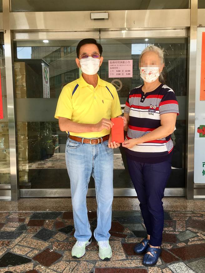 台中市议员吴敏济（左）代表大甲扶轮社致赠陈家急难慰助金。（吴敏济服务处提供／王文吉台中传真）
