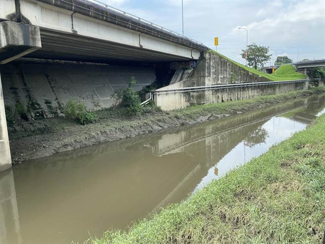 台南市三爷溪排水水质严重污染，为改善水质，台南市政府向中央争取经费，获环保署核定约7.8亿元工程经费。（曹婷婷摄）