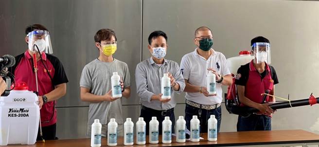 台中市议员张耀中、江肇国携手结合大楼清洁业者，支援中区、西区、南屯区内社区大楼一楼公共区域喷洒消毒工作。（卢金足摄）