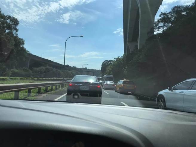 林口往南、往北、平面、国道都塞爆（翻摄自脸书林口大家庭／戴上容新北传真）