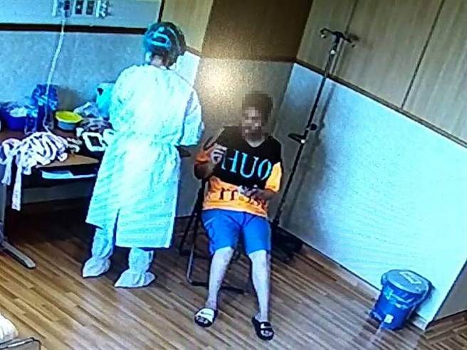 20岁慢飞天使「小静」心智年龄只有5岁，独自在台中慈济医院治疗，不时出现焦虑情绪。（台中慈济医院提供／王文吉台中传真）