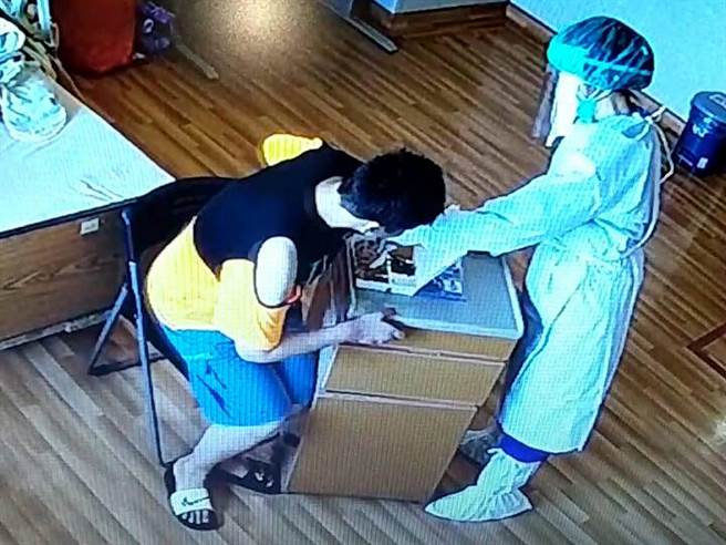 护理师陪伴慢飞天使「小静」用餐，有时还得像喂孩子一样，一口一口喂。（台中慈济医院提供／王文吉台中传真）