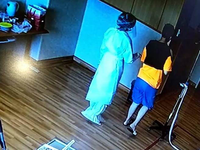 暖心护理师陪伴小静在病室内走动。（台中慈济医院提供／王文吉台中传真）