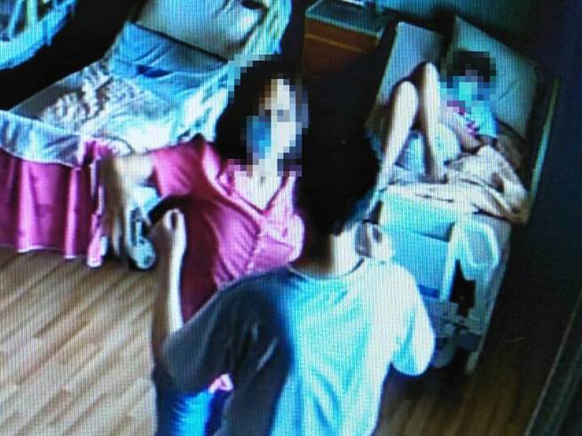 妈妈从其他县市转入同院治疗，并陪伴慢飞天使小静做体操，弟弟则在一旁用iPad看影片。（台中慈济医院提供／王文吉台中传真）