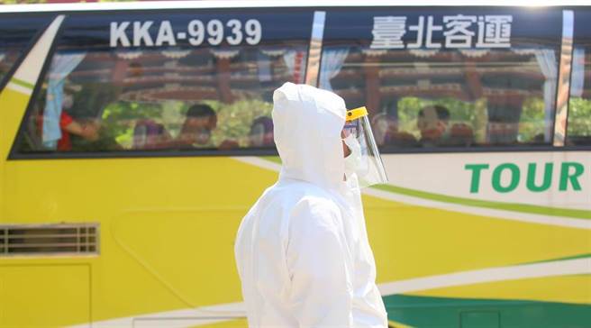 东吴大学11日晚间在官网宣布有一名学生确诊，其位于北投泉思学舍的宿舍紧急清消，12日校方与台北市府讨论后，安排男生宿舍内的60名学生与12名教职员，搭乘防疫专车到万华剥皮寮筛检站进行快筛。（张铠乙摄）
