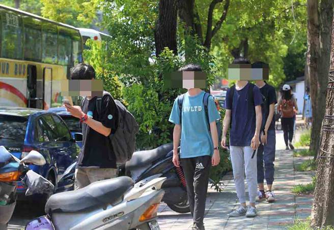 东吴大学11日晚间在官网宣布有一名学生确诊，其位于北投泉思学舍的宿舍紧急清消，12日校方与台北市府讨论后，安排男生宿舍内的60名学生与12名教职员，搭乘防疫专车到万华剥皮寮筛检站进行快筛。（张铠乙摄）
