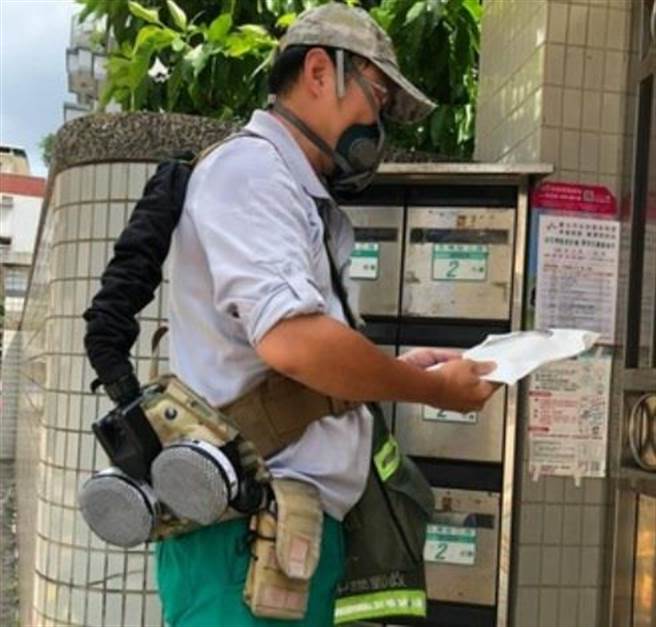 邮差忧染疫，自购防毒面具送信惹民眾心疼。（图／翻摄自爆怨2公社）