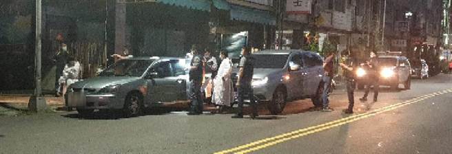 警方在摩铁查获马夫载车搭载卖淫女的行动「鸡」房，以高规格防疫标准穿上防护衣执行搜索。（翻摄画面／石秀华高雄传真）