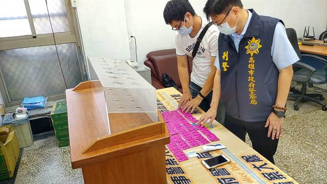 警方在马夫车上查获94个保险套、润滑剂等物。（翻摄画面／石秀华高雄传真）