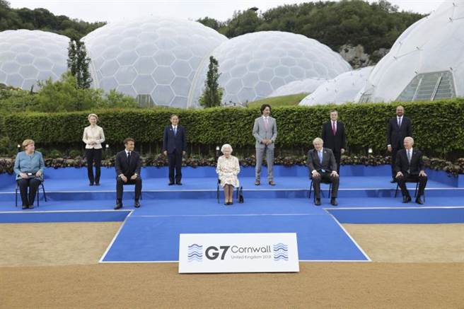 G7領袖與英國女王合照時，女王俏皮的問到「你們不是應該開心一點」，瞬間戳中各領導人笑點。(圖/美聯社)
