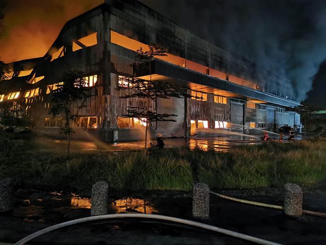 台南市柳营科技工业区史坦利资源开发公司承租的厂房发生大火。（读者提供／洪荣志台南传真）