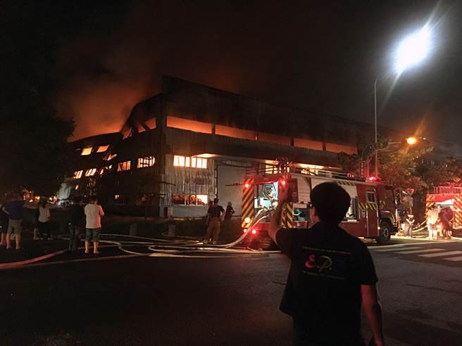 台南市柳营科技工业区史坦利资源开发公司承租的厂房发生大火，大批消防人员前往灌救。（读者提供／洪荣志台南传真）