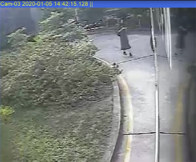 劉姓女子逆向走入公車迴轉道，一邊滑手機未注意前方車況。（翻攝自判決書）