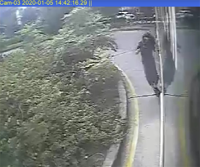 劉女持續前行，與公車距離越來越近並發生擦撞。（翻攝自判決書）