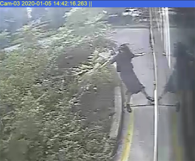 顧滑手機的劉女被公車撞飛到草叢，畫面驚悚。（翻攝自判決書）