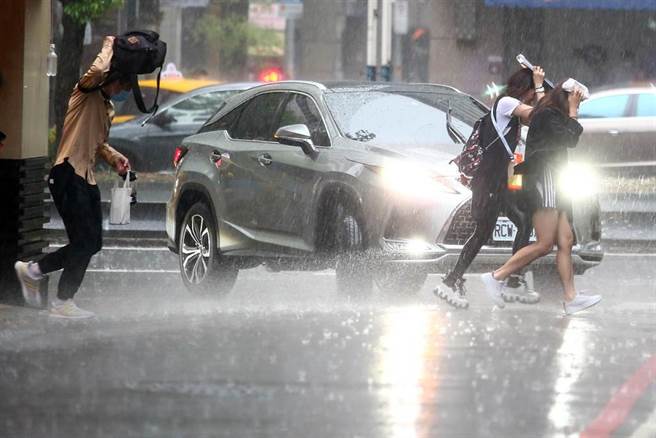 今天仍受西南風持續影響，苗栗以南不定時有短暫陣雨或雷雨的機率，各地午後需留意雷陣雨。（本報系資料照）