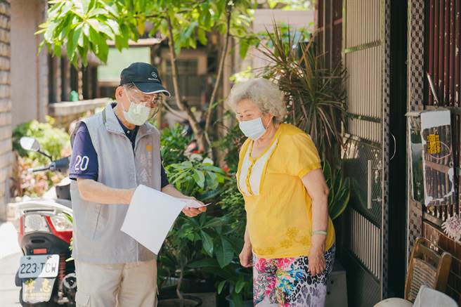 新竹市12日获配1.1万剂AZ疫苗，市府决定于14日（周一）起优先为80岁以上长者施打疫苗且免预约，12日起由里邻长家户投递「疫苗接种通知书」。（新竹市政府提供／陈育贤新竹传真）