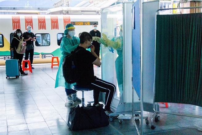 面对端午节连假，担心返乡人流恐成防疫破口，花莲县府在花莲火车站月台设置快筛站。（花莲县政府提供／王志伟花莲传真）