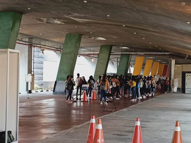 南部科学园区管理局9日在台南、高雄园区启动快筛站，12日为端午连假第一天，台南园区今天预计筛检1022人。（张毓翎摄）