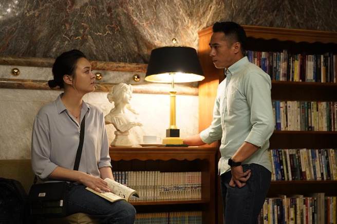 張榕容（左）與莊凱勛有對手戲。（CATCHPLAY提供）  