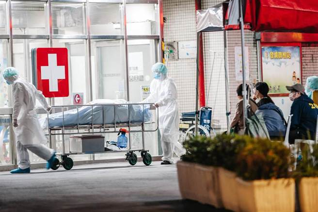 60岁王姓男子经紧急送往医院急救仍宣告不治，由于王男疑似染疫，医护将进行採检，厘清是否染上新冠肺炎。(郭吉铨摄)
