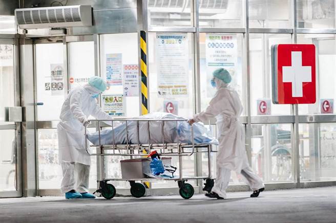 60岁王姓男子经紧急送往医院急救仍宣告不治，由于王男疑似染疫，医护将进行採检，厘清是否染上新冠肺炎。(郭吉铨摄)
