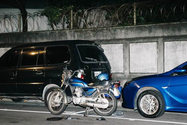 王男身体不适已经2、3天，今晨就自行骑着机车，跟着妻子与女儿共乘的另一辆机车，前往忠孝医院就医，但行经东兴街时突然身体很不舒服，便停在路边休息，随即不支倒地。（郭吉铨摄）
