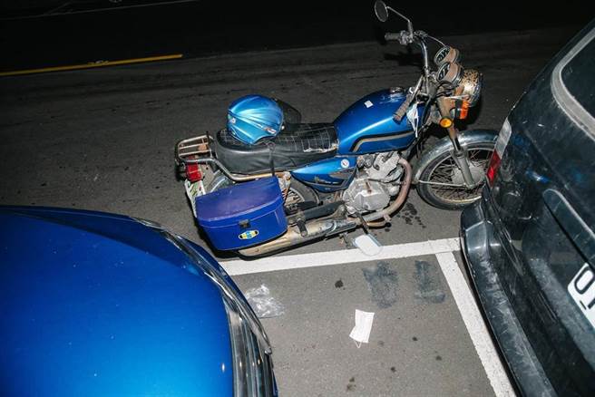 王男机车四周散落口罩、拖鞋。（郭吉铨摄）
