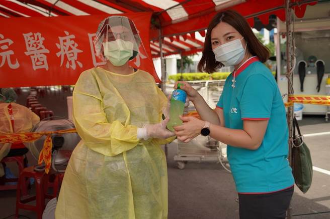 光觉心灵文教协会提供饮品给辛苦的防疫人员。（协会提供）