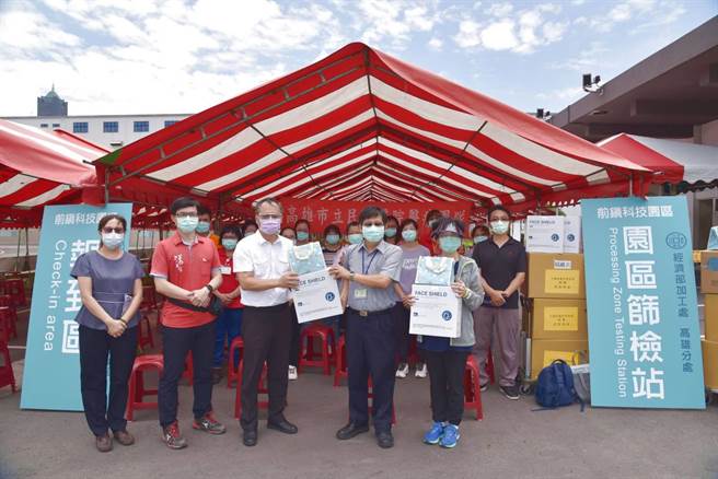 前镇科技产业园区移工快筛站医护人员获赠防疫物资。（加工处高雄分处提供）