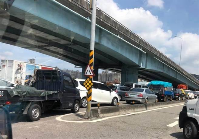 端午连假政府实施严格匝道管制以阻挡返乡潮，但却有物流司机抱怨「平面车道都不用过路口了，这是要怎送货」。（图／脸书_爆怨2公社）