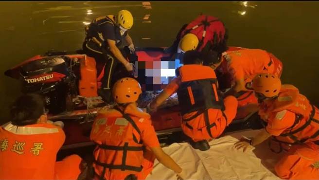 海洋委员会海巡署南部分署第一一岸巡队接获民眾通报，11日深夜到高雄市二仁溪南萣桥下水域打捞遗体。（第一一岸巡队提供／林瑞益高雄传真）