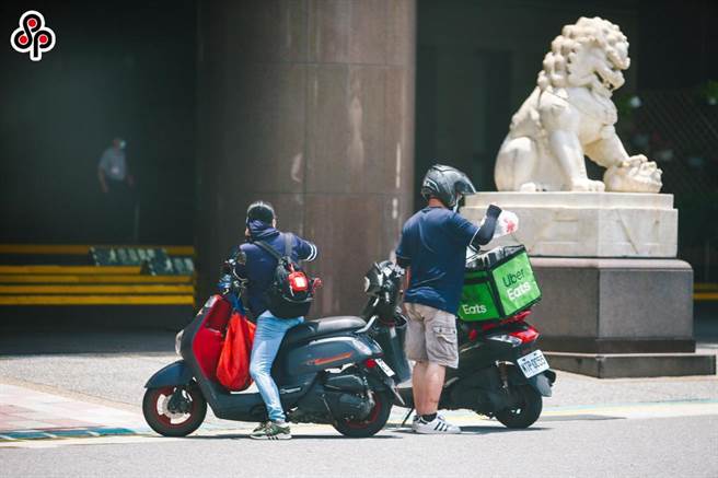 近日有速食业者与演艺团体推出联名餐点，但餐厅制作餐点能量超过负荷，造成各地外送员、顾客群聚现象。（报系资料照）