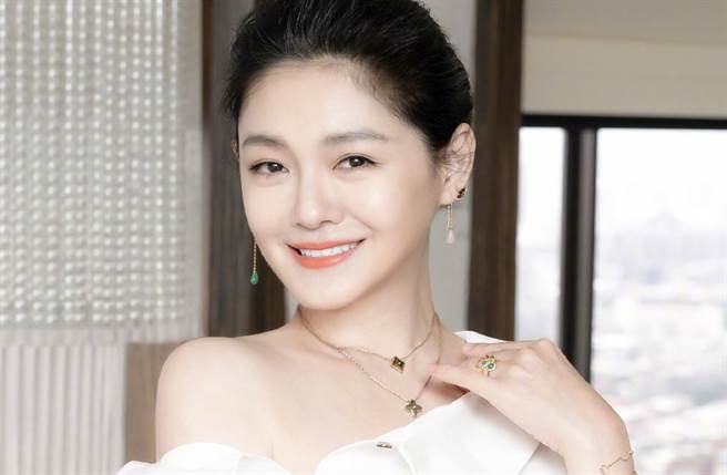 大S今日突然語出驚人在IG寫下「我們被集體屠殺了！蔡！屠殺我們」。（取自大S微博)