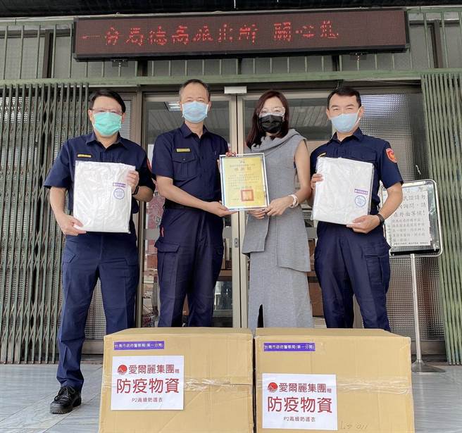 台南市東區醫美集團捐贈醫療級防護衣給警方使用。（讀者提供／程炳璋台南傳真）