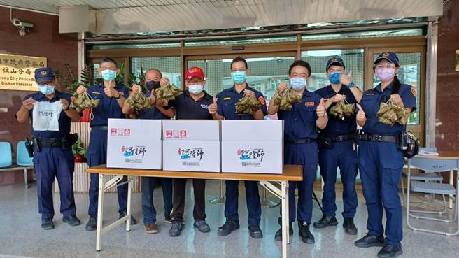 阿隆师汤富隆（左四）12日送了上百颗肉粽到旗山警分局，感谢警员们的辛劳。（警方提供／林瑞益高雄传真）