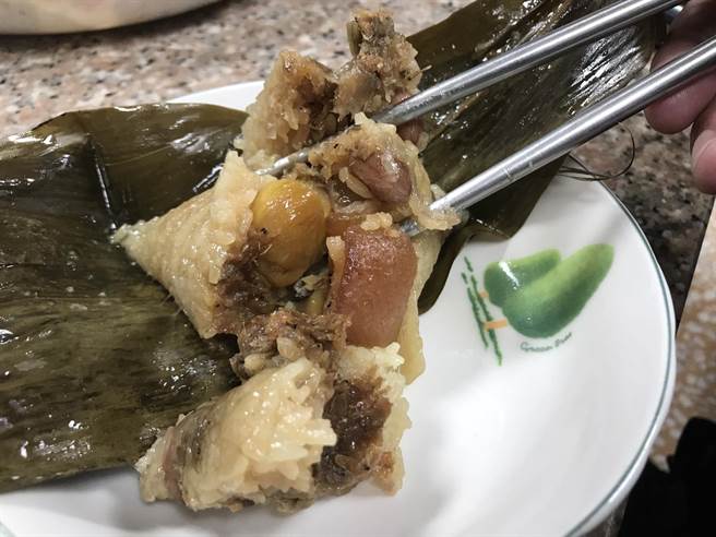 阿隆师汤富隆的肉粽令人食指大动。（警方提供／林瑞益高雄传真）