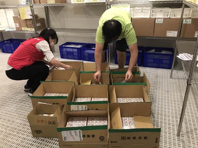 日本捐赠的AZ疫苗，今天已经送抵南投县政府。(南投县政府提供／陈世宗南投传真)
