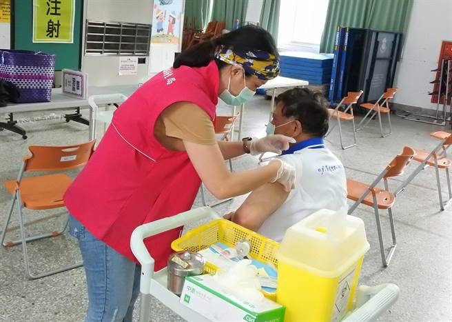 副县长陈正升亲自示范疫苗注射流程。(南投县政府提供／陈世宗南投传真)