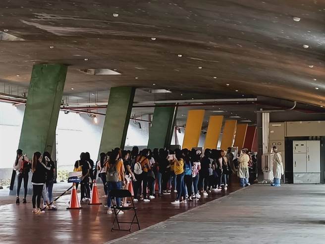 南部科學園區管理局台南園區快篩站，12日篩檢群創光電1065名員工，全部皆為陰性。（張毓翎攝）