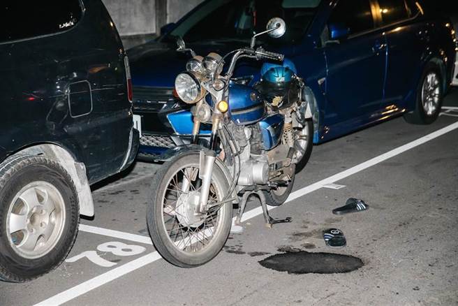 王男身體不適已經2、3天，今晨就自行騎著機車，跟著妻子與女兒共乘的另一輛機車，前往忠孝醫院就醫，但行經東興街時突然身體很不舒服，便停在路邊休息，隨即不支倒地。（郭吉銓攝）
