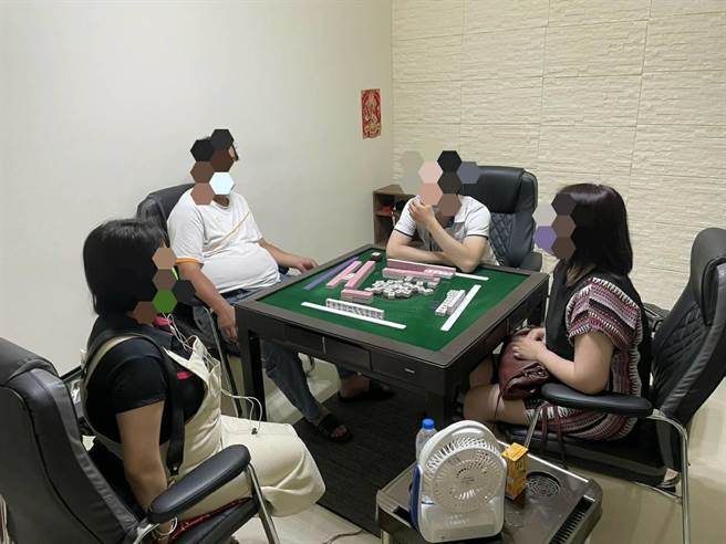 桃園警分局同安派出所5月底接獲情資，謝姓夫婦於疫情期間仍在其租屋處經營職業賭場，招集賭客打麻將聚賭，11日晚間前往查緝，除依賭博、社維法送辦還依違反傳染病防治法函送裁罰。（翻攝照片／賴佑維桃園傳真）