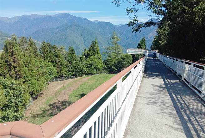 南投清境高空观景步道，日前是人潮如织，疫情期间却是人烟稀少。（南投县政府提供／陈世宗南投传真）