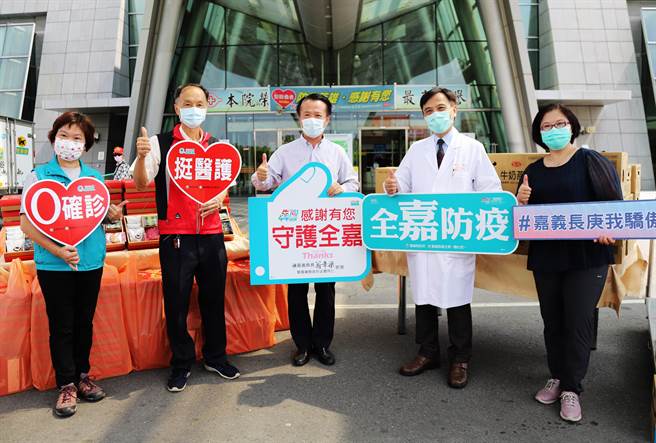 長期受各界捐款幫助的若竹兒教育基金會發起「公益愛心禮盒」勸募，短短1周募得3305分禮盒，12日基金會董事長林朋輝（左二）與嘉義縣長翁章梁（中）送500盒給嘉義長庚醫院。（呂妍庭攝）