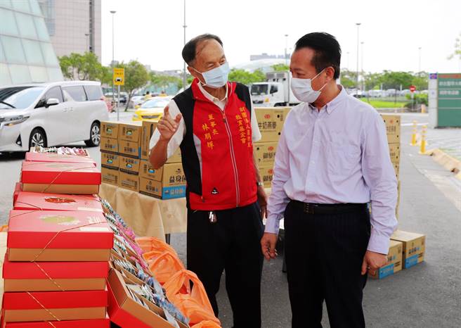 長期受各界捐款幫助的若竹兒教育基金會董事長林朋輝（左一）發起「公益愛心禮盒」勸募，短短1周募得3305分禮盒，12日送500盒到嘉義長庚醫院。（呂妍庭攝）